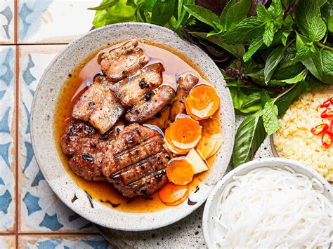  Bún Chả: Una Sinfonia di Sapori Piccanti e Freschezza Erbacea