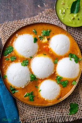  Idli Sambar: Una morbida colazione indiano-meridionale innaffiata da un brodo speziato e confortante!