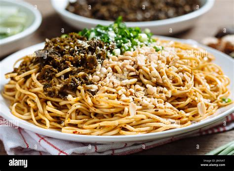  Spicy Yibin Burning Noodles: Un piatto piccante e confortante che scalderà la tua anima!