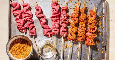  Suya: Un'Esplosione di Sapori Piccanti e Affumicati che Ti Trascinerà in un Viaggio Culinario Nigeriano!