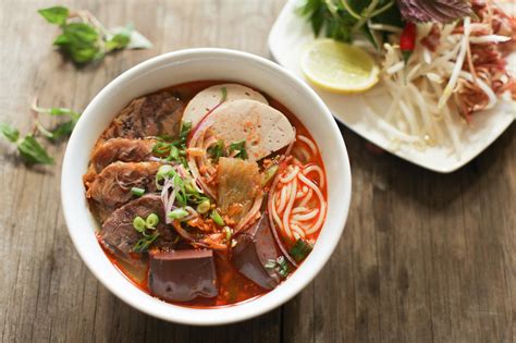  Bún Bò Huế: Una Sinfonia di Sapori Piccanti e Freschi che Ballano sulla Tua Lingua!