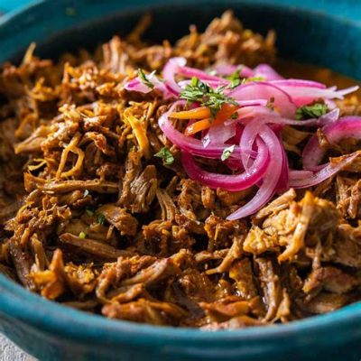  Cochinita Pibil: Un trionfo di sapori speziati e una texture irresistibilmente morbida!