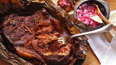  Cochinta Pibil: Un trionfo di sapori affumicati e spezie agrumate che ti trasporteranno nello Yucatan!