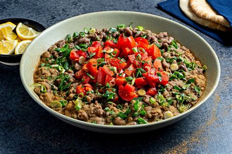  Ful Medames: Un trionfo di proteine vegetali e sapori speziati del Cairo!