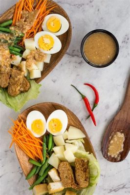   Gado-gado: Una Sinfonia di Sapori Freschi e Speziati con un Tocco Cremoso!