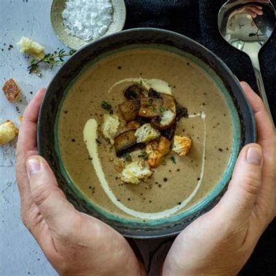  La Zuppa di Inchiostro ai Funghi Porcini: Un Sinfonia Savora e Umami che Esplode in Bocca!