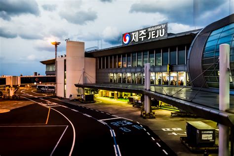 제주항공 인천공항 터미널, 그리고 바다 속에서 춤추는 고래들