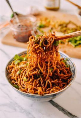  Jingzhou Hot Dry Noodles: Una Sinfonia di Sapori Piccanti e una Textura Setosa