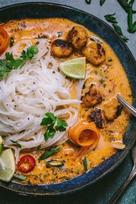  Khao Soi: Una Sinfonia Piccante e Cremosa che Danzerà sul Tuo Palato