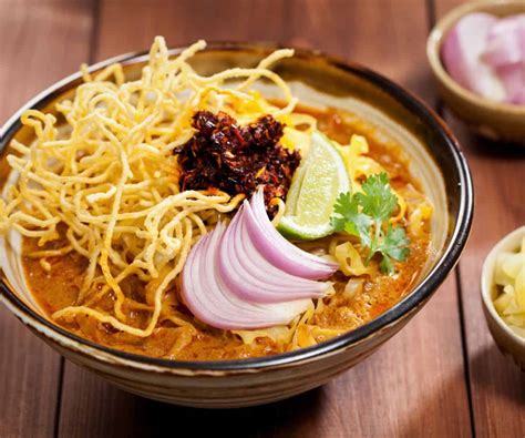 Khao Soi: Un trionfo di sapori piccanti e cremosi con una combinazione deliziosa di noodles e curry!