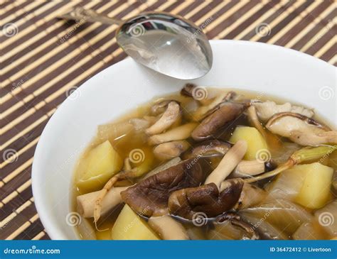  La Zuppa di Noodles al Fungo Shiitake e la sua Danza Fragrante sulla Lingua