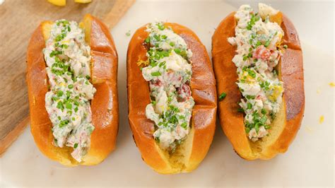  Lobster Roll: Un trionfo di freschezza marina avvolta in un abbraccio di pane dorato!