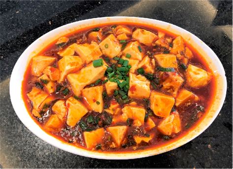  Mapo Doufu: Una Delizia Piccante e Cremosa che Richiama il Sapere Antico di Shenyang!