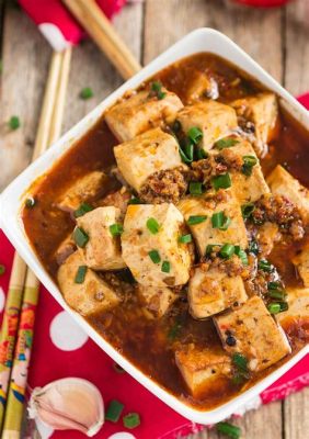   Mapo Tofu: Un trionfo piccante di sapori delicati e texture avvolgenti!