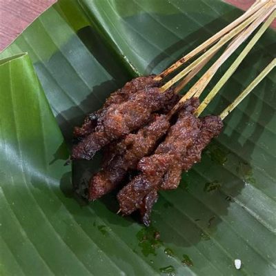  Sate Rembiga: Un Delizioso Intrigo di Spezie Arrostite e Succo Di Frutta Tropicale!