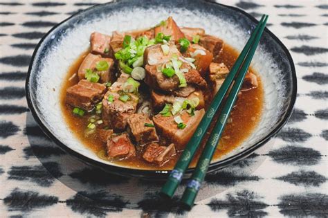  Shāo Ròu: Un trionfo di sapori piccanti e umami che conquisterà il tuo palato!