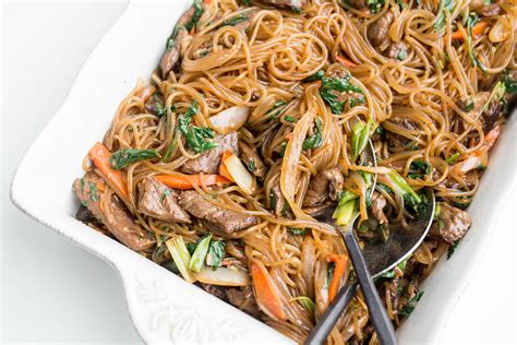   Wok-Fried Sweet Potato Noodles con Salmone Affumicato: Un Delizioso Sogno di Sapori Asciutti e Cremosi?