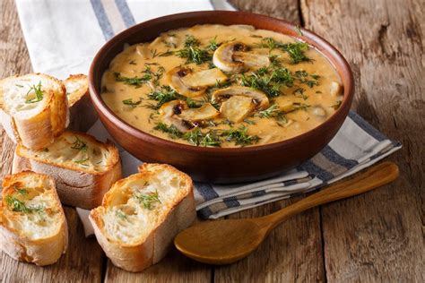  La Zuppa di Funghi Selvatici con Germogli di Bambu: Un Sinfonia di Sapori Terrosi e Freschezza Vegetale!